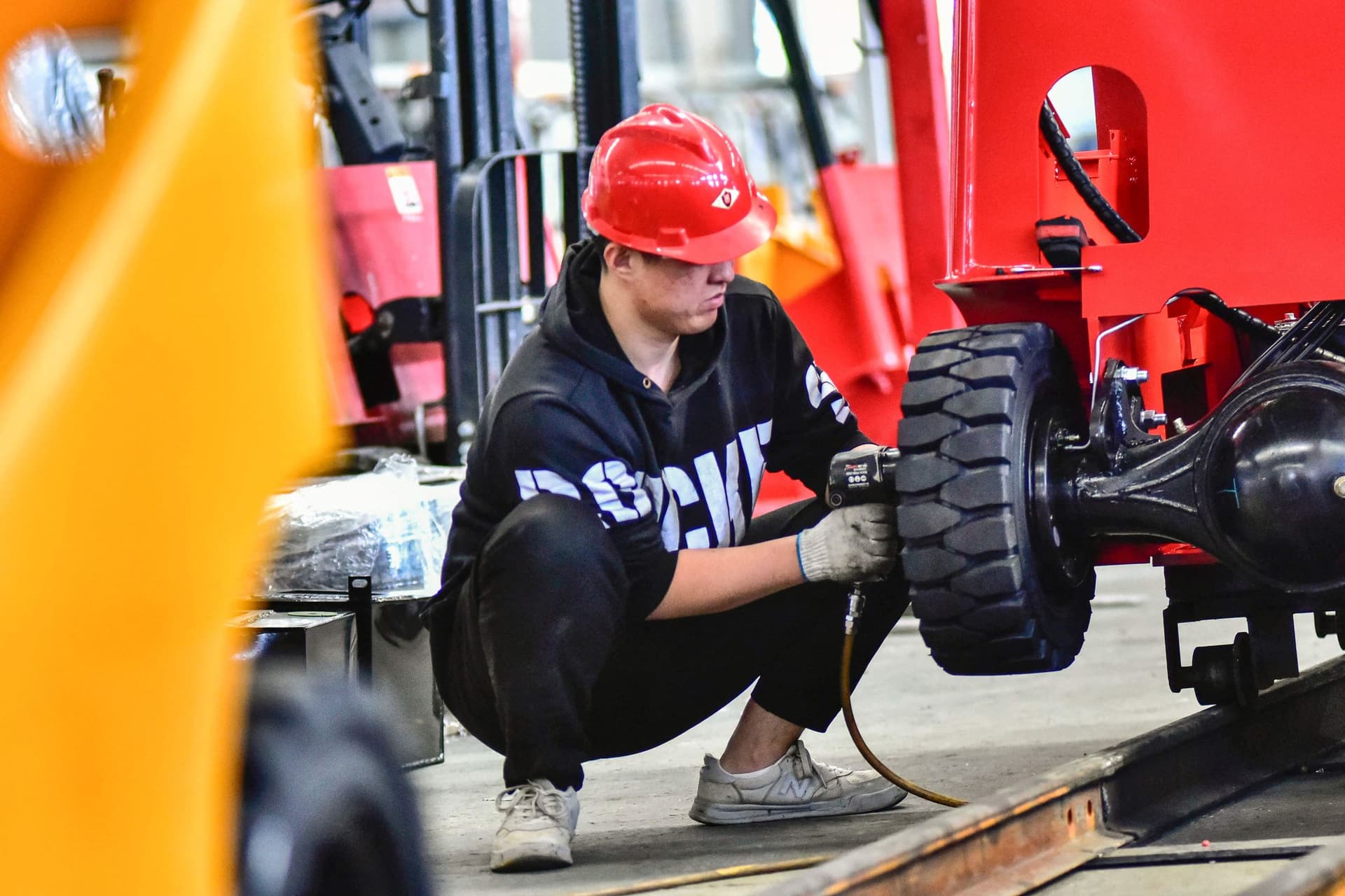 رغم تراجع الثقة .. الصناعات الصينية مستمرة