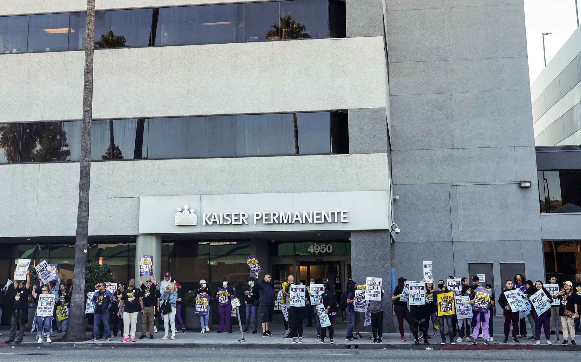 أمريكا تشهد أكبر إضراب في تاريخها للعاملين بالرعاية الصحية بسبب الأجور