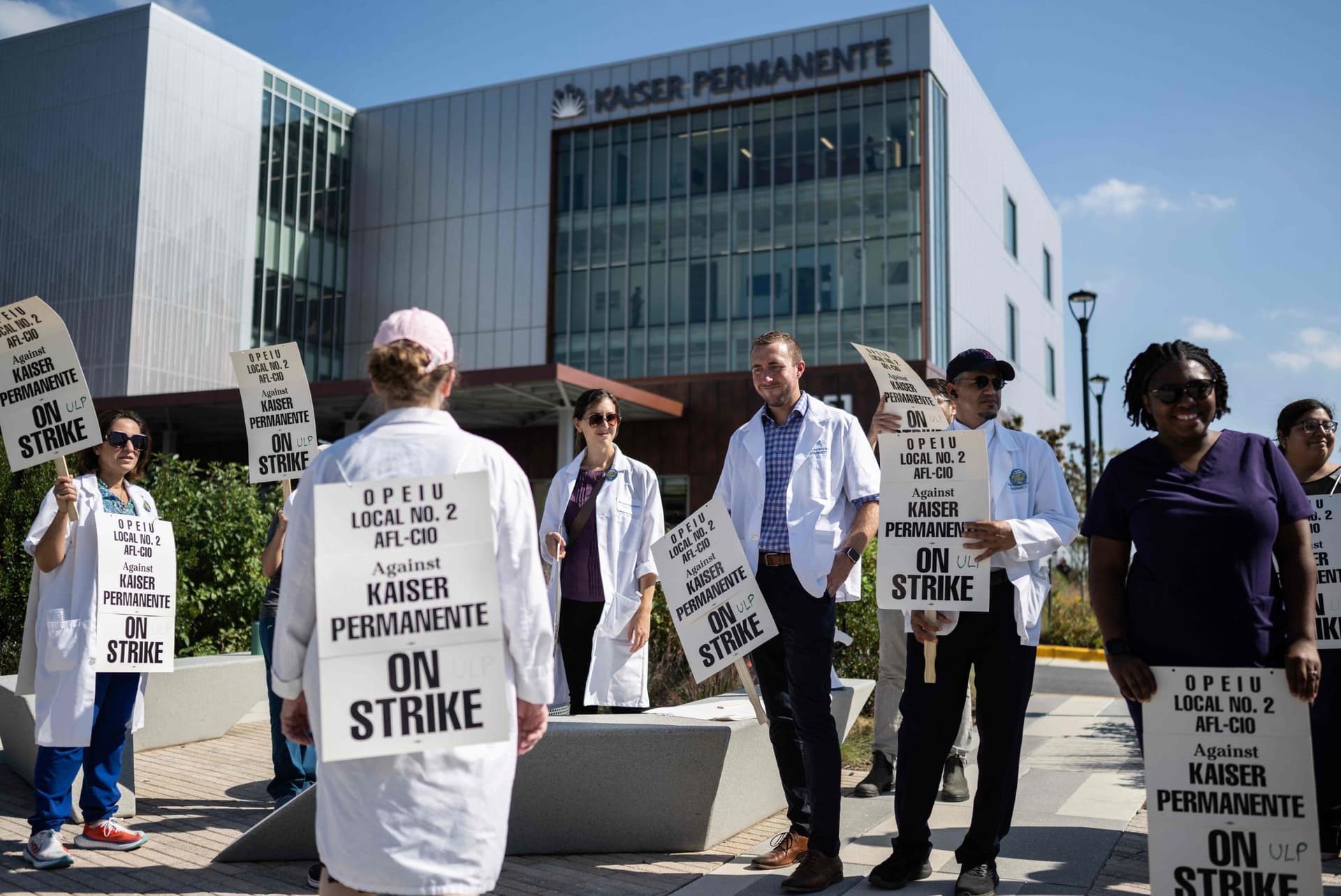 أمريكا تشهد أكبر إضراب في تاريخها للعاملين بالرعاية الصحية بسبب الأجور