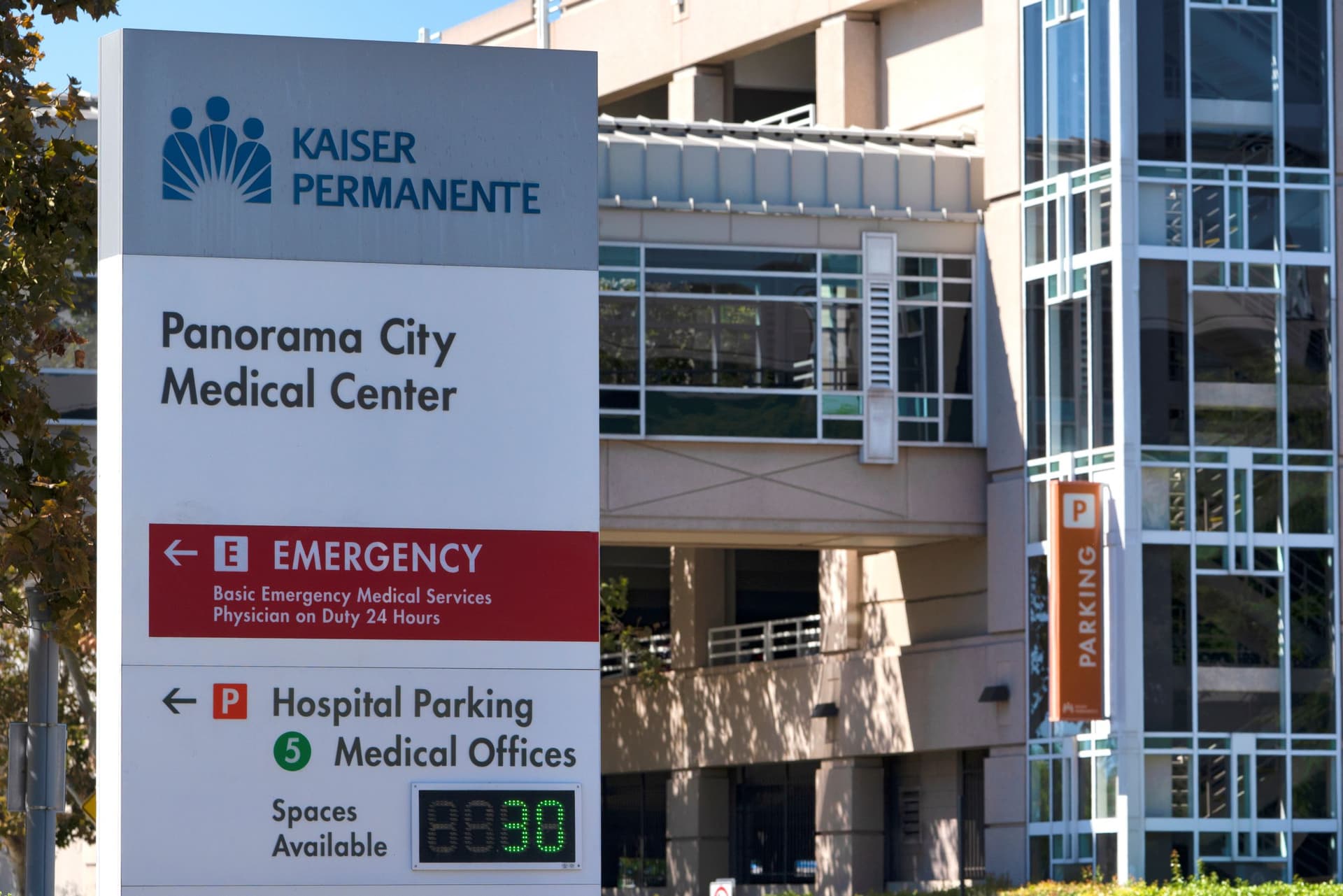 أمريكا تشهد أكبر إضراب في تاريخها للعاملين بالرعاية الصحية بسبب الأجور