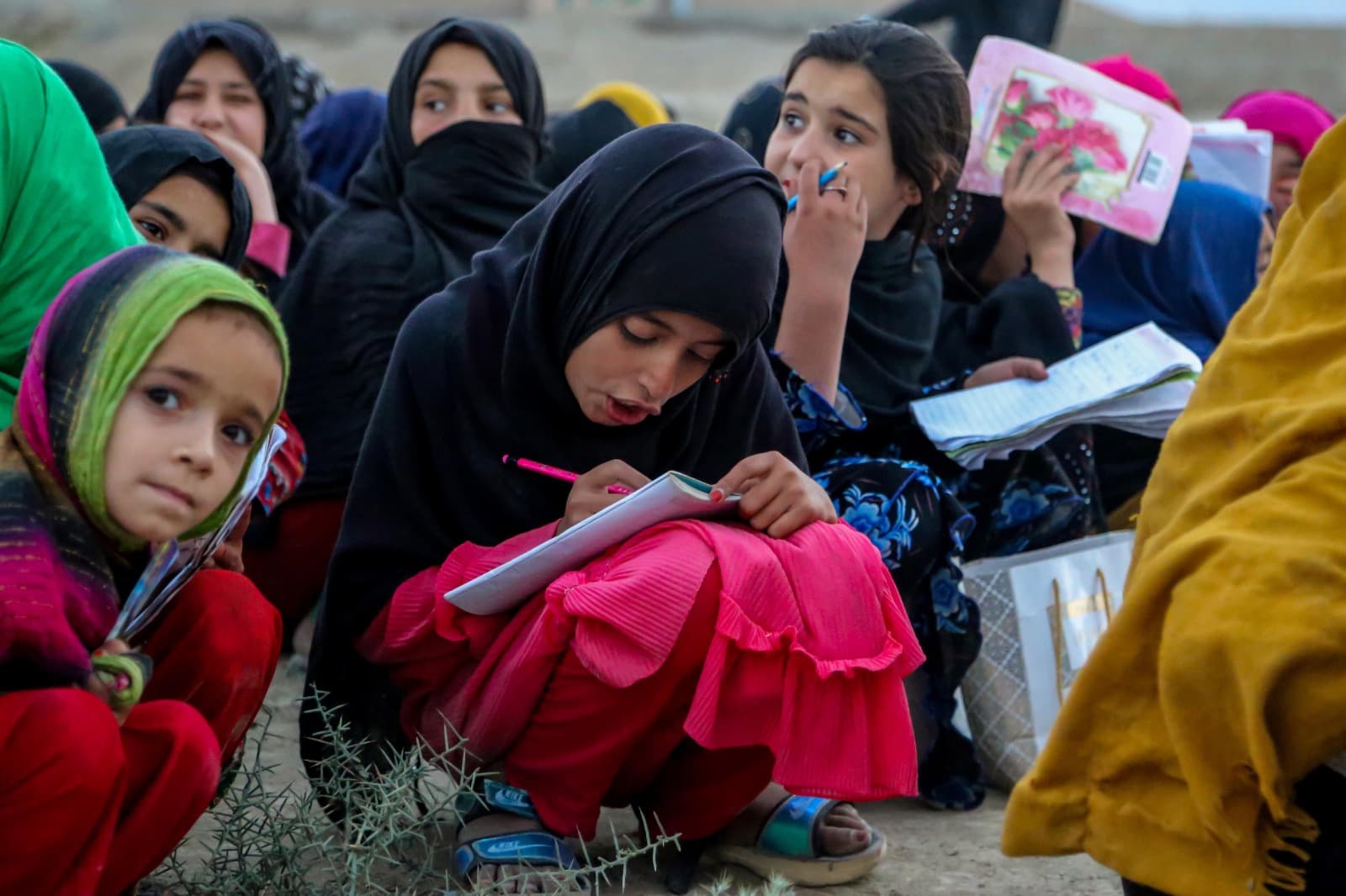 "طفل اليوم" .. مدرسة متنقلة تتحدى القيود التعليمية