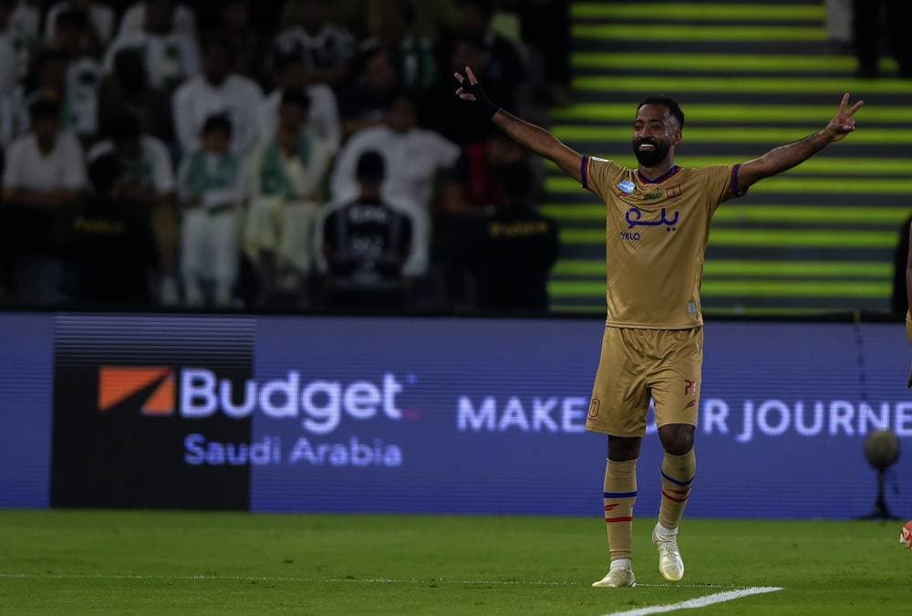 أحمد جابر محتفلا بهدف أبها الأول.