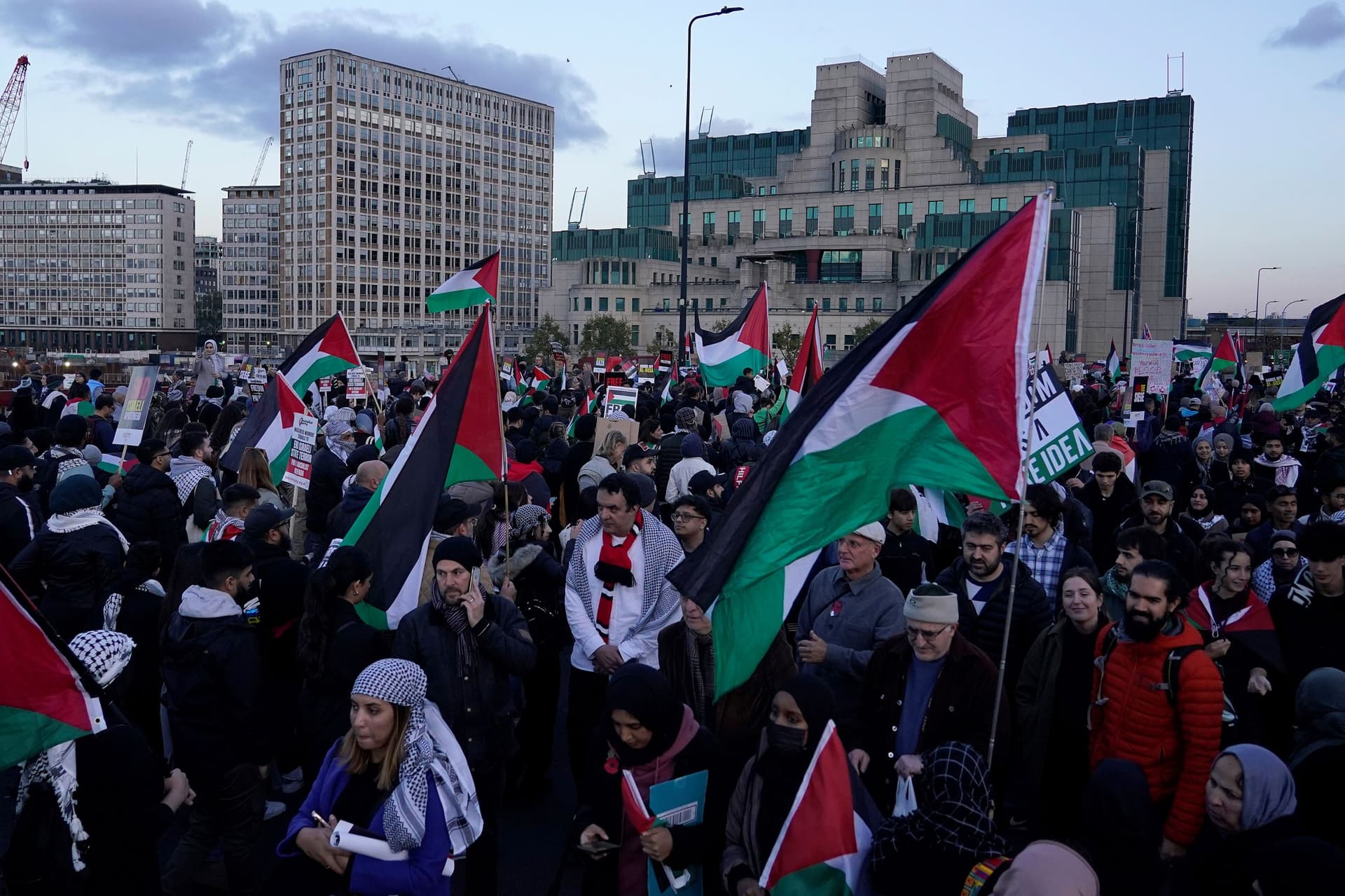 300 ألف شخص يتظاهرون في شوارع  لندن دعما لفلسطين