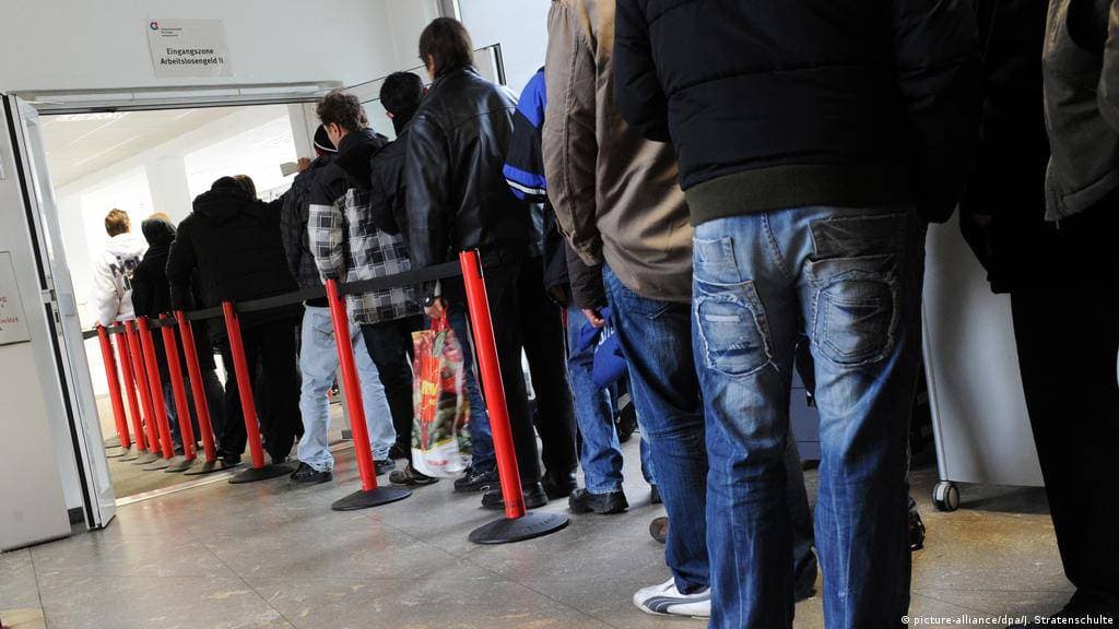 الذهب يتجه إلى أول انخفاض شهري منذ يناير بفعل توقعات برفع أسعار الفائدة