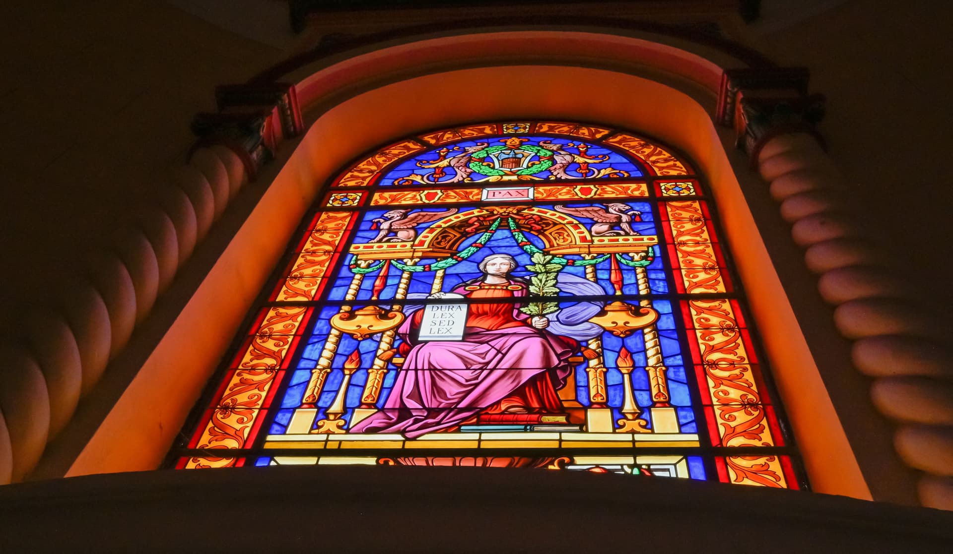 النوافذ الزجاجية الملونة في هافانا فن ساحر وميزة قيمة لعمارتها