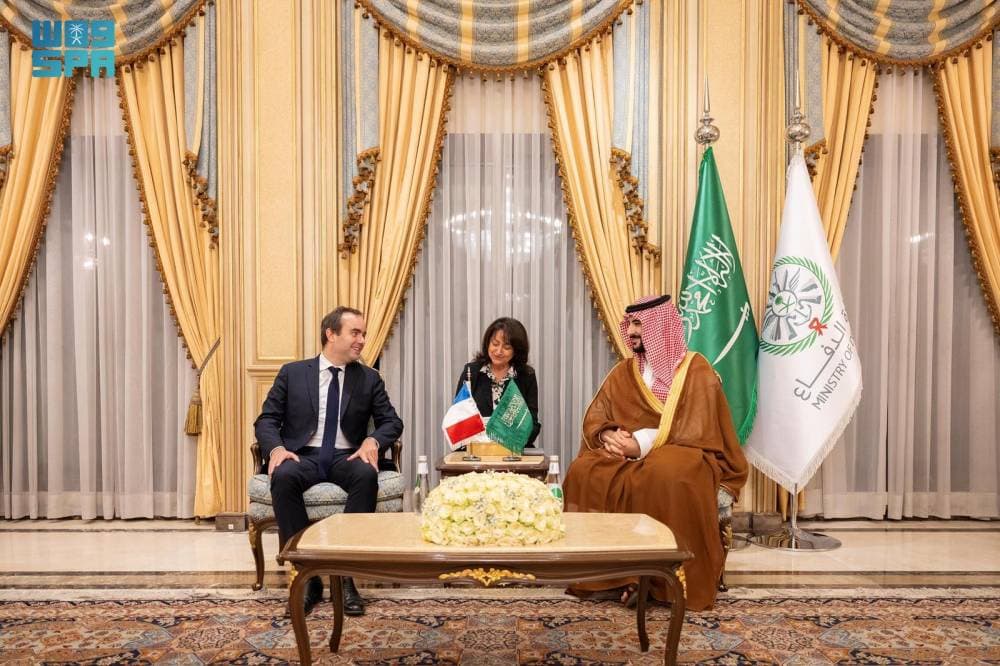 الأمير خالد بن سلمان خلال لقائه نظيره الفرنسي في الرياض أمس."واس"