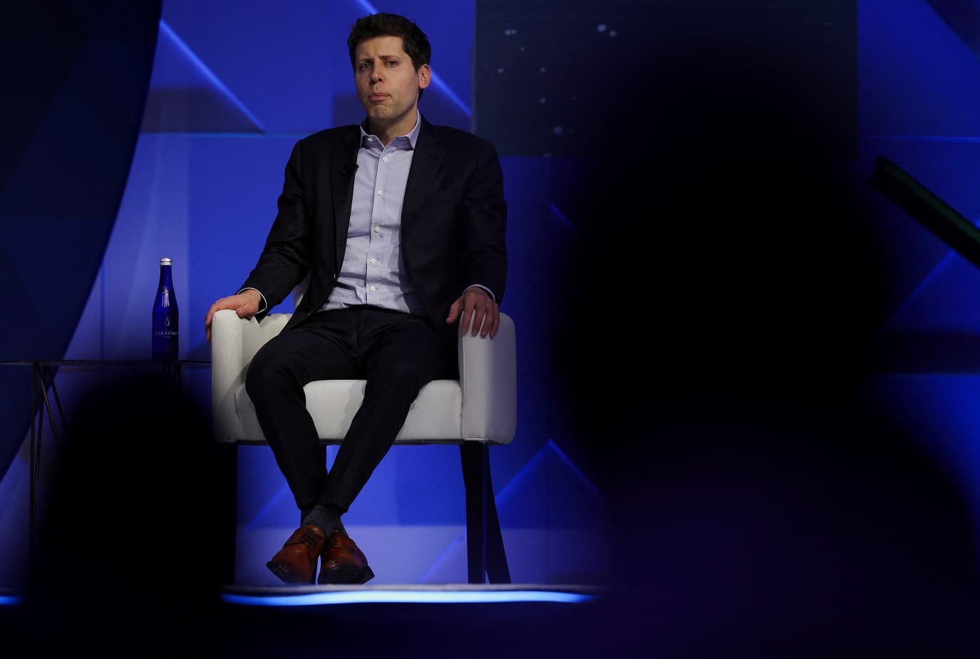 سام ألتمان رائد الذكاء الاصطناعي ومبتكر "شات جي بي تي".. من الصعود إلى الإقالة