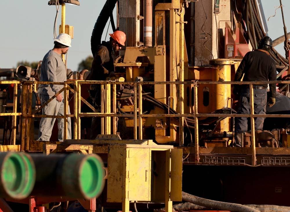 المخزونات النفطية المرتفعة تدفع نحو تخفيضات أعمق .. تراجع مراكز المضاربة