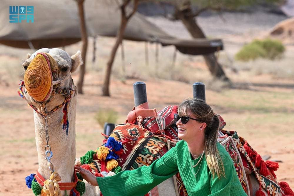 سائحة أجنبية داخل مخيم تيماء."واس"