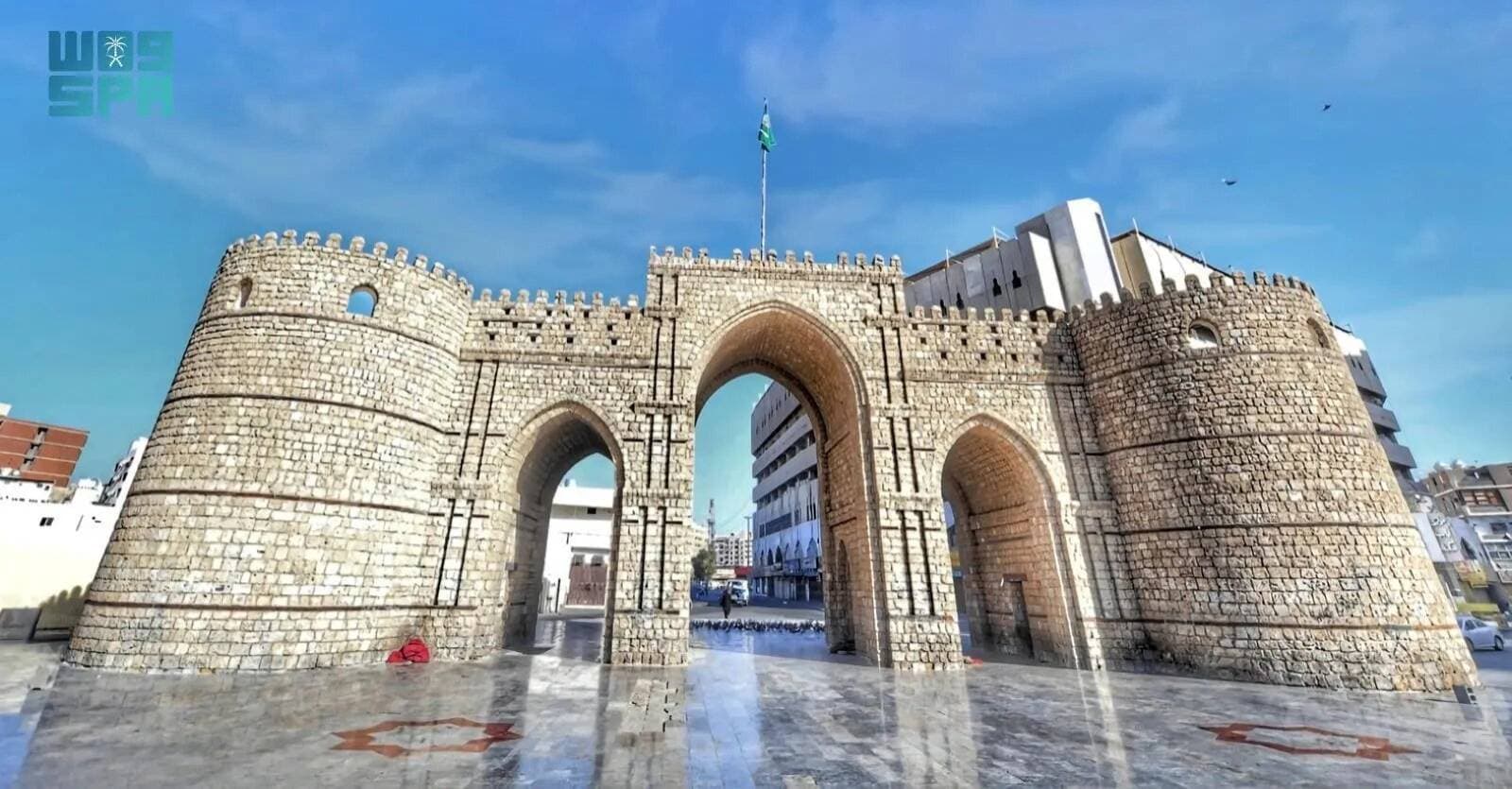 تشكل ميادين وأزقة شوارع جدة التاريخية مقصدا للسياح.