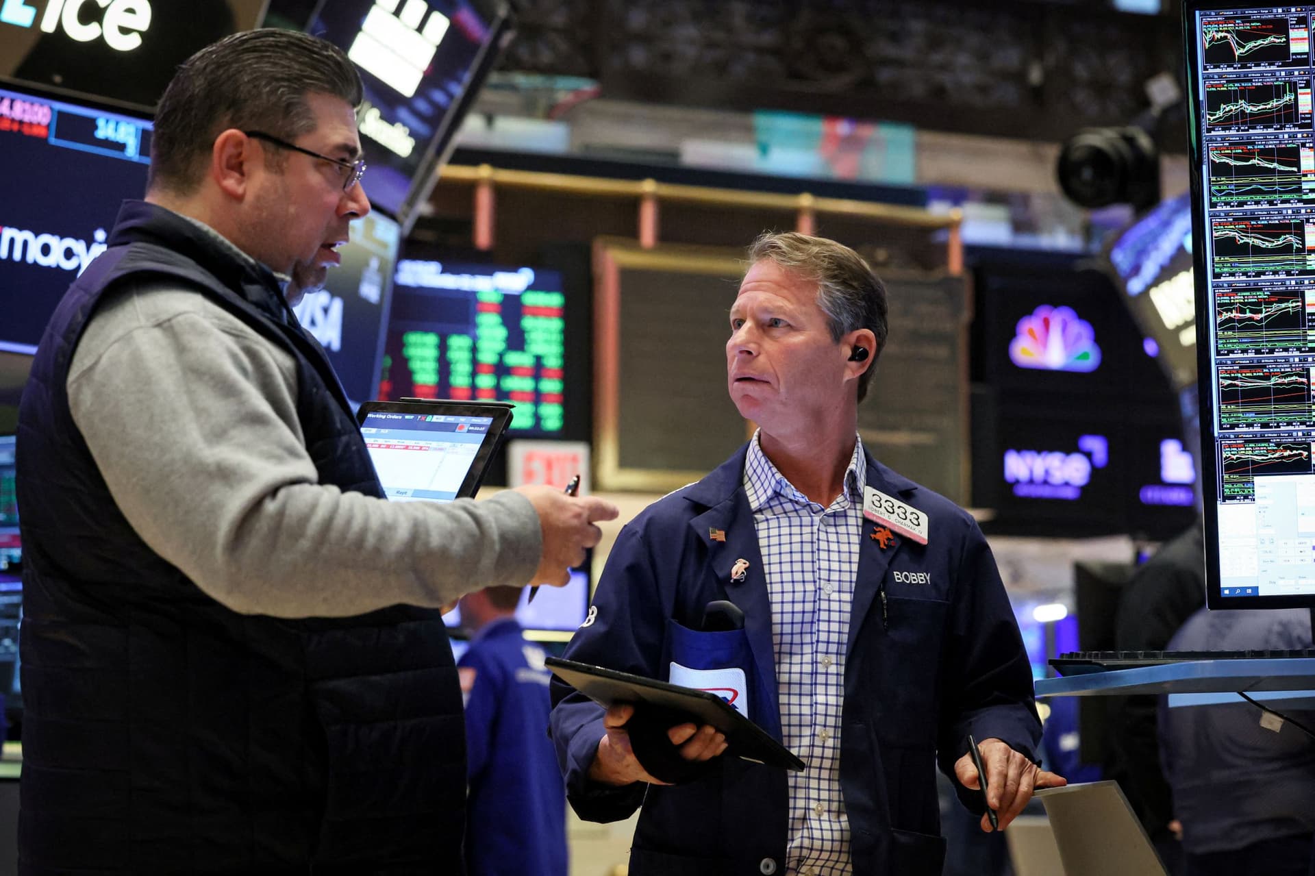 "وول ستريت" تغلق مرتفعة بدعم تفاؤل حول إنهاء رفع الفائدة