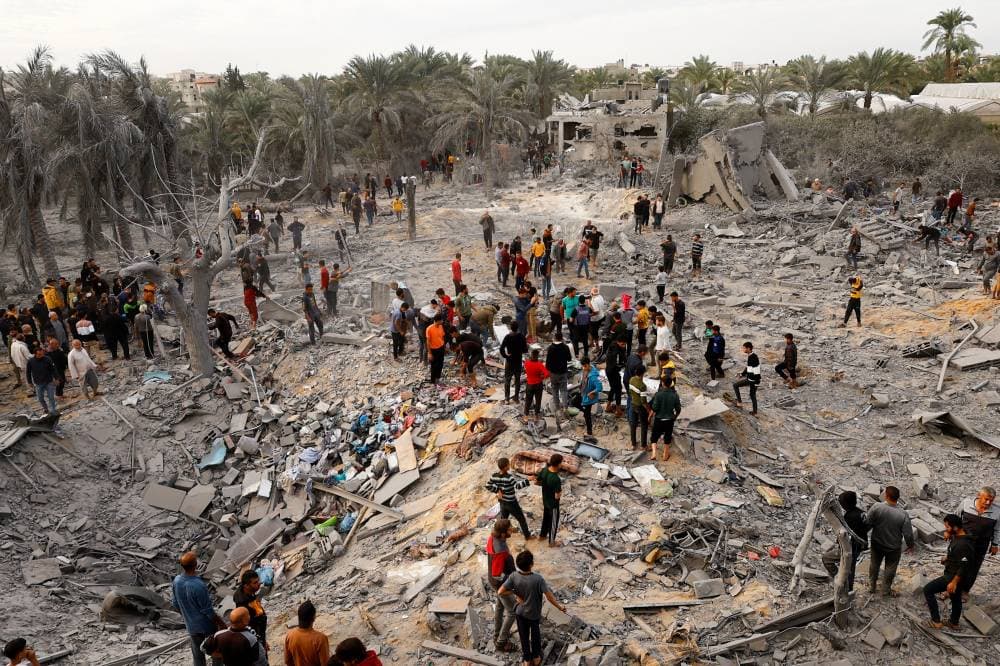 فلسطينيون يتفقدون أنقاض منزل دمرته غارة إسرائيلية في خان يونس."رويترز"