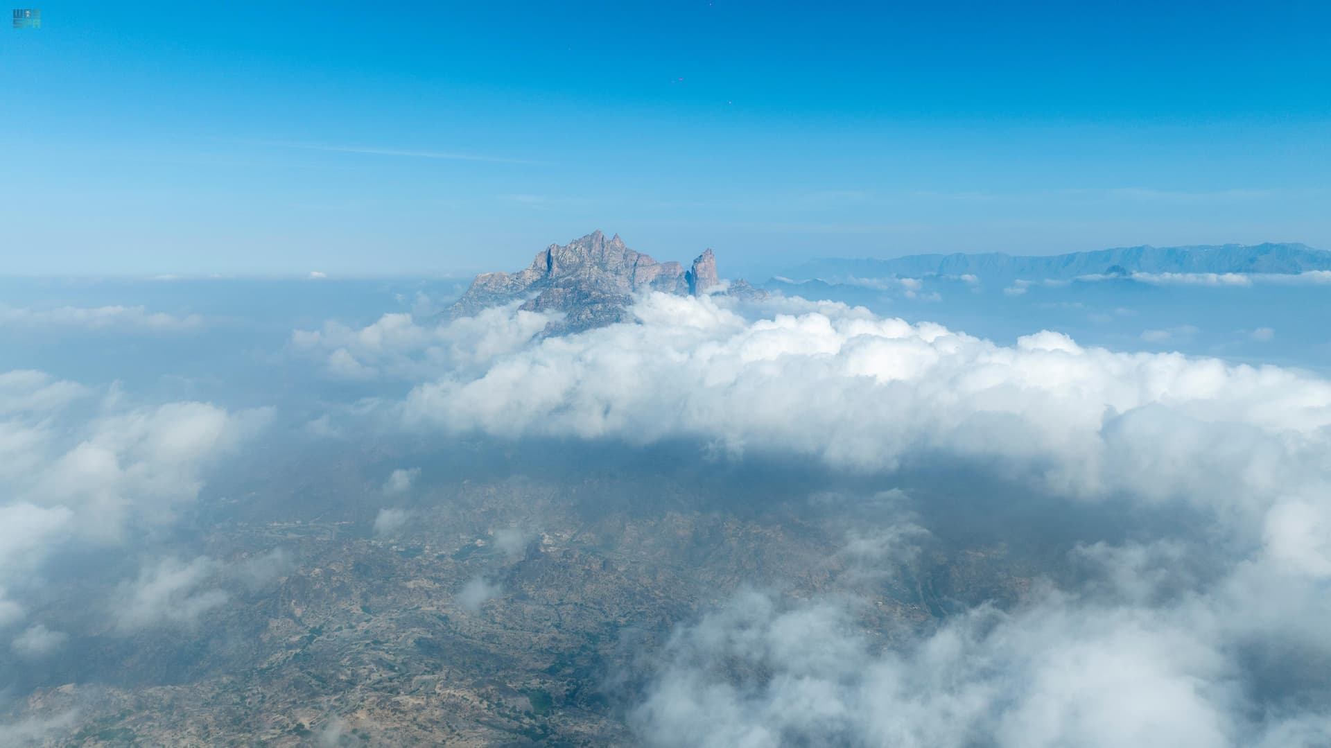 الضباب والغيوم يعانقان جبلي شدا الأعلى والأسفل في الباحة