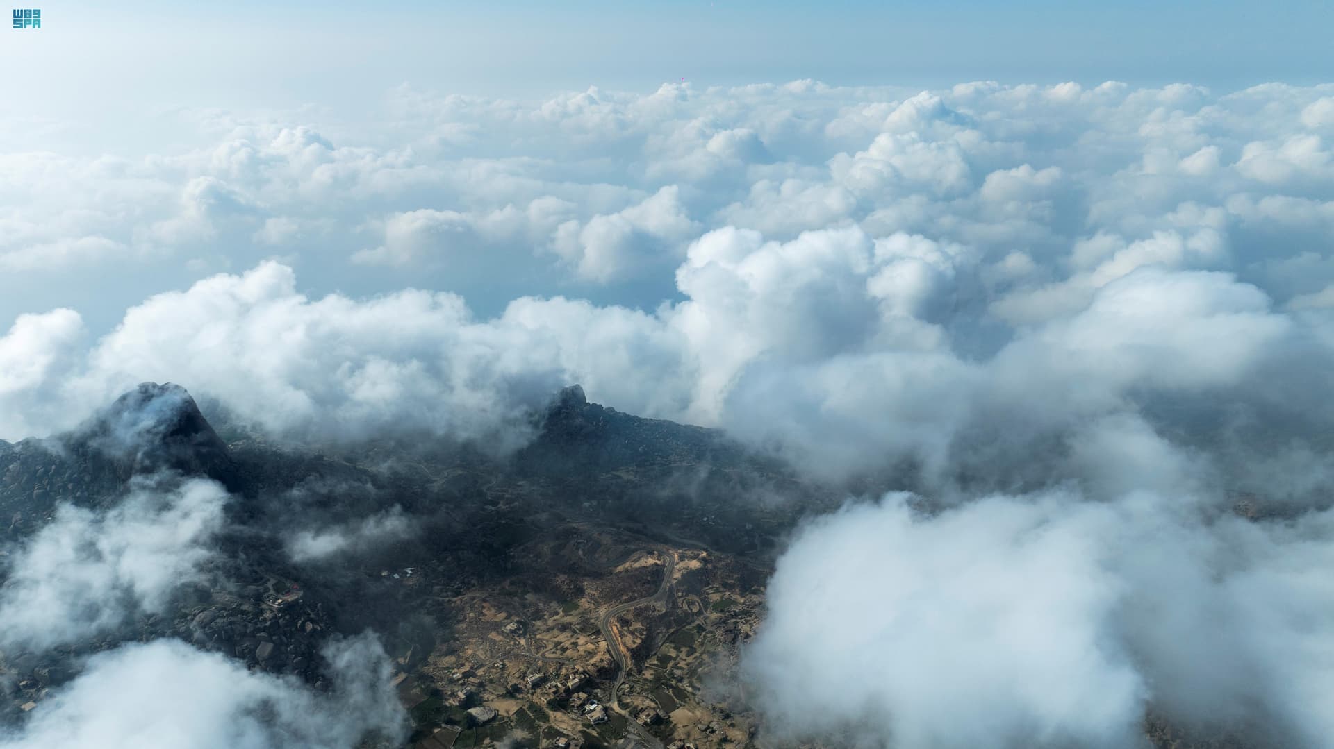 الضباب والغيوم يعانقان جبلي شدا الأعلى والأسفل في الباحة