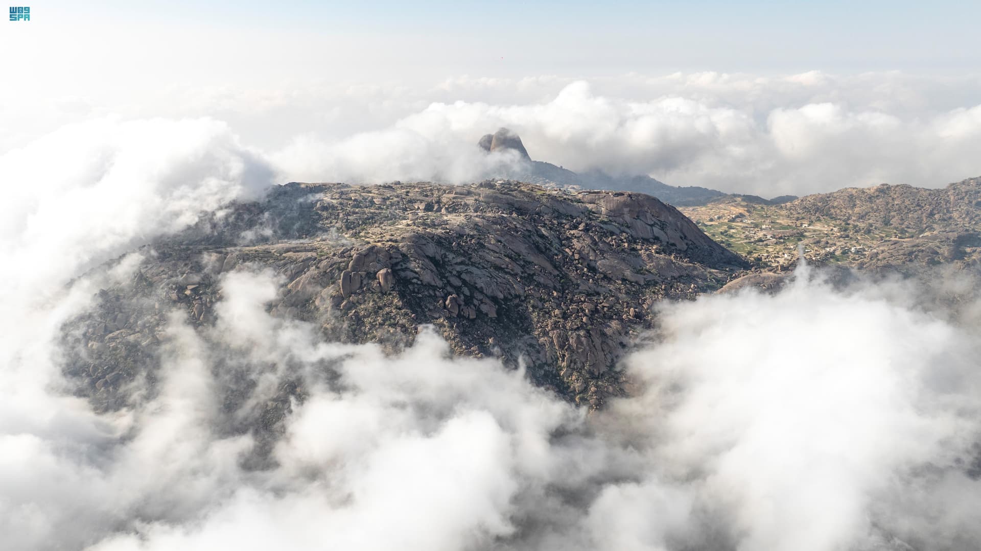 الضباب والغيوم يعانقان جبلي شدا الأعلى والأسفل في الباحة