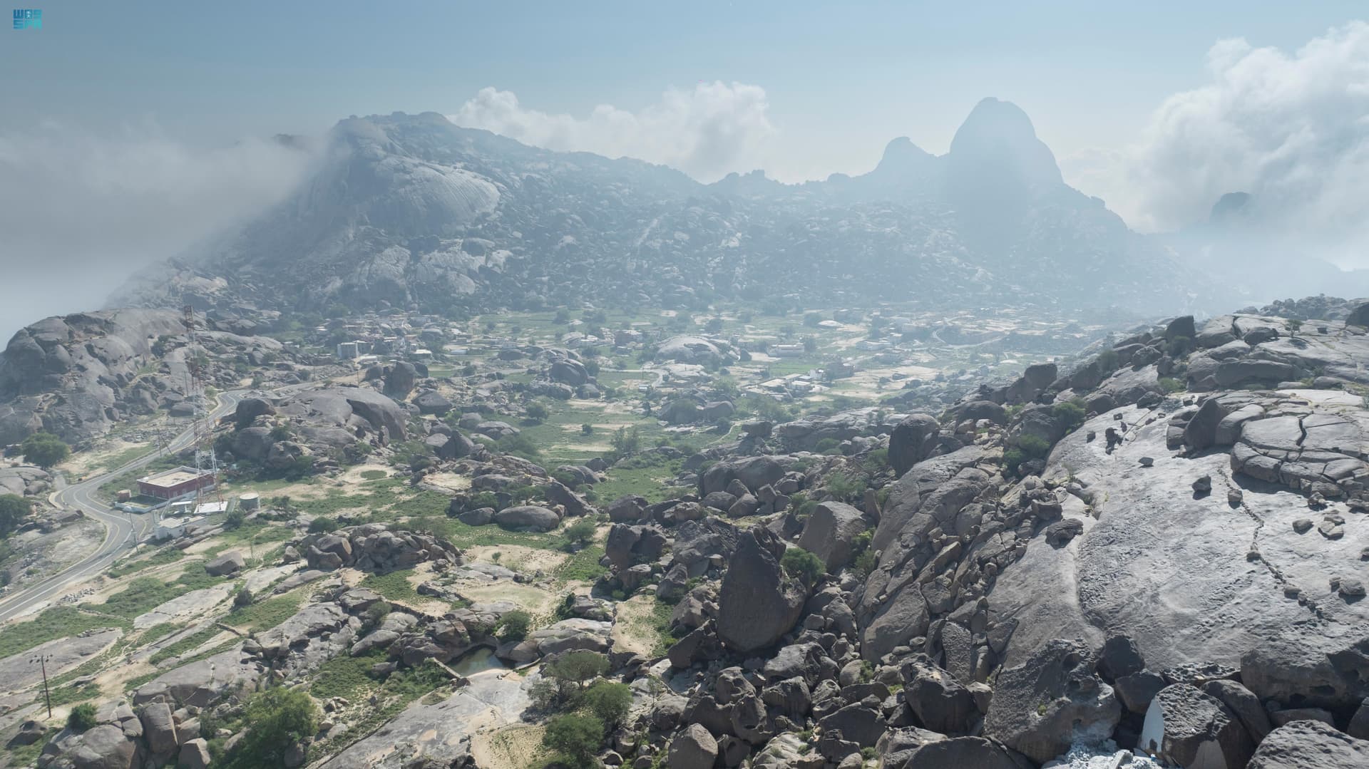 الضباب والغيوم يعانقان جبلي شدا الأعلى والأسفل في الباحة