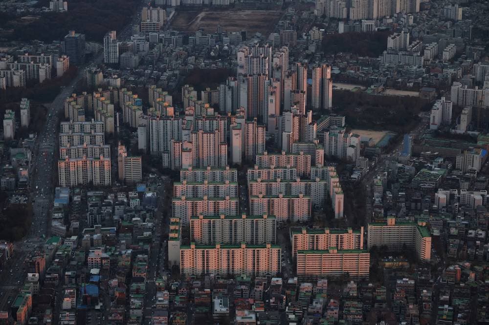 تراجع مؤشر ثقة المستهلكين خلال الشهر الحالي إلى 97.2 نقطة. "رويترز"