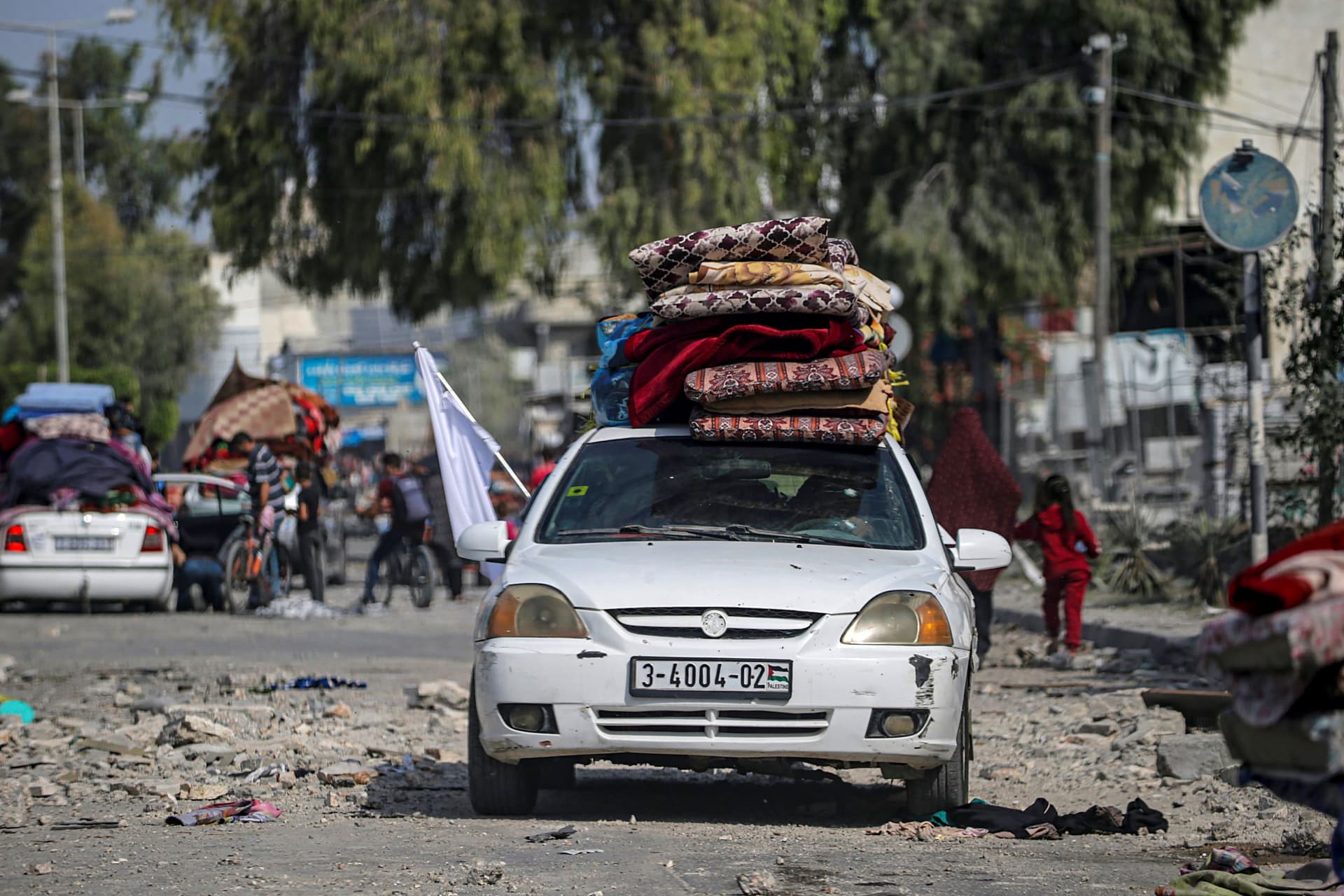 سكان غزة المحاصرون يواجهون القصف الإسرائيلي وشظف العيش