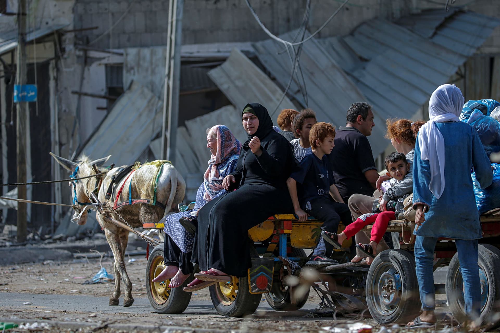 سكان غزة المحاصرون يواجهون القصف الإسرائيلي وشظف العيش