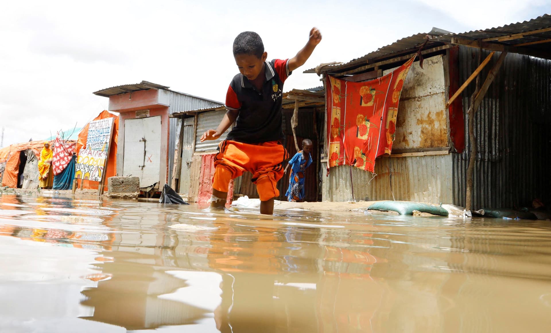 فيضانات تقتحم مخيم للاجئين في الصومال
