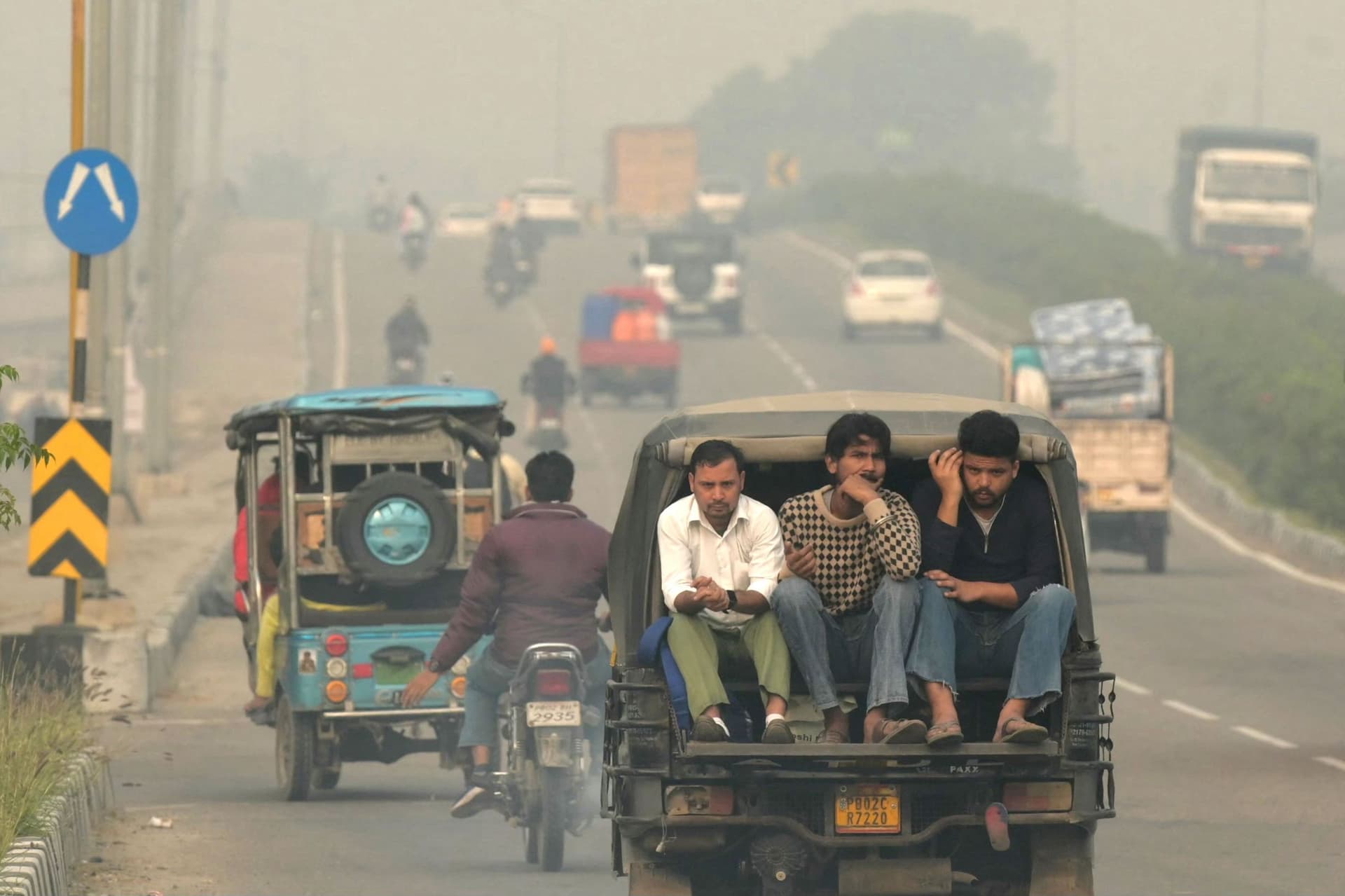 الهند.. ركاب وسط الضباب الدخاني