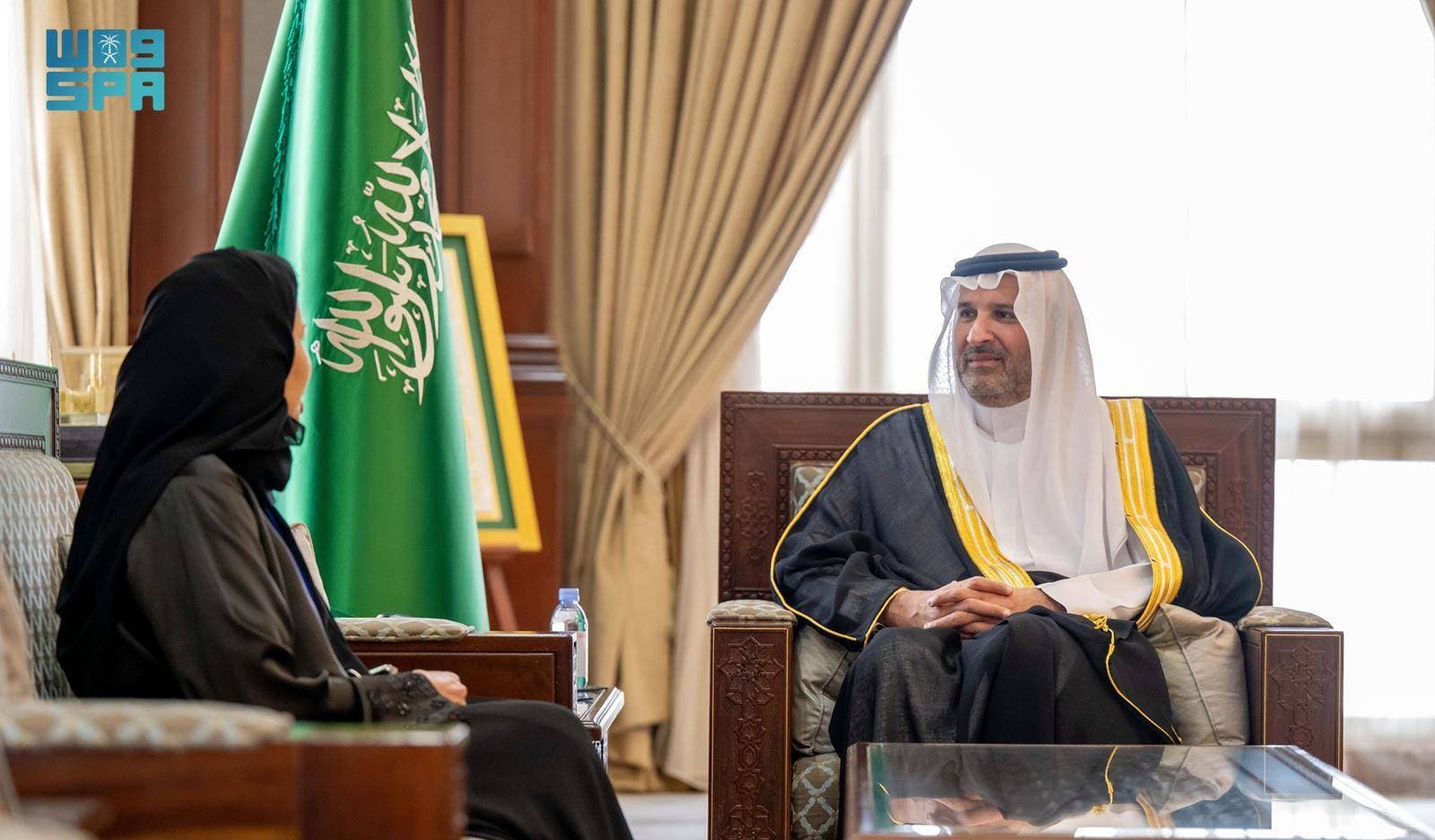 الأمير فيصل بن سلمان خلال استقباله نوال الرشيد في مكتبه.