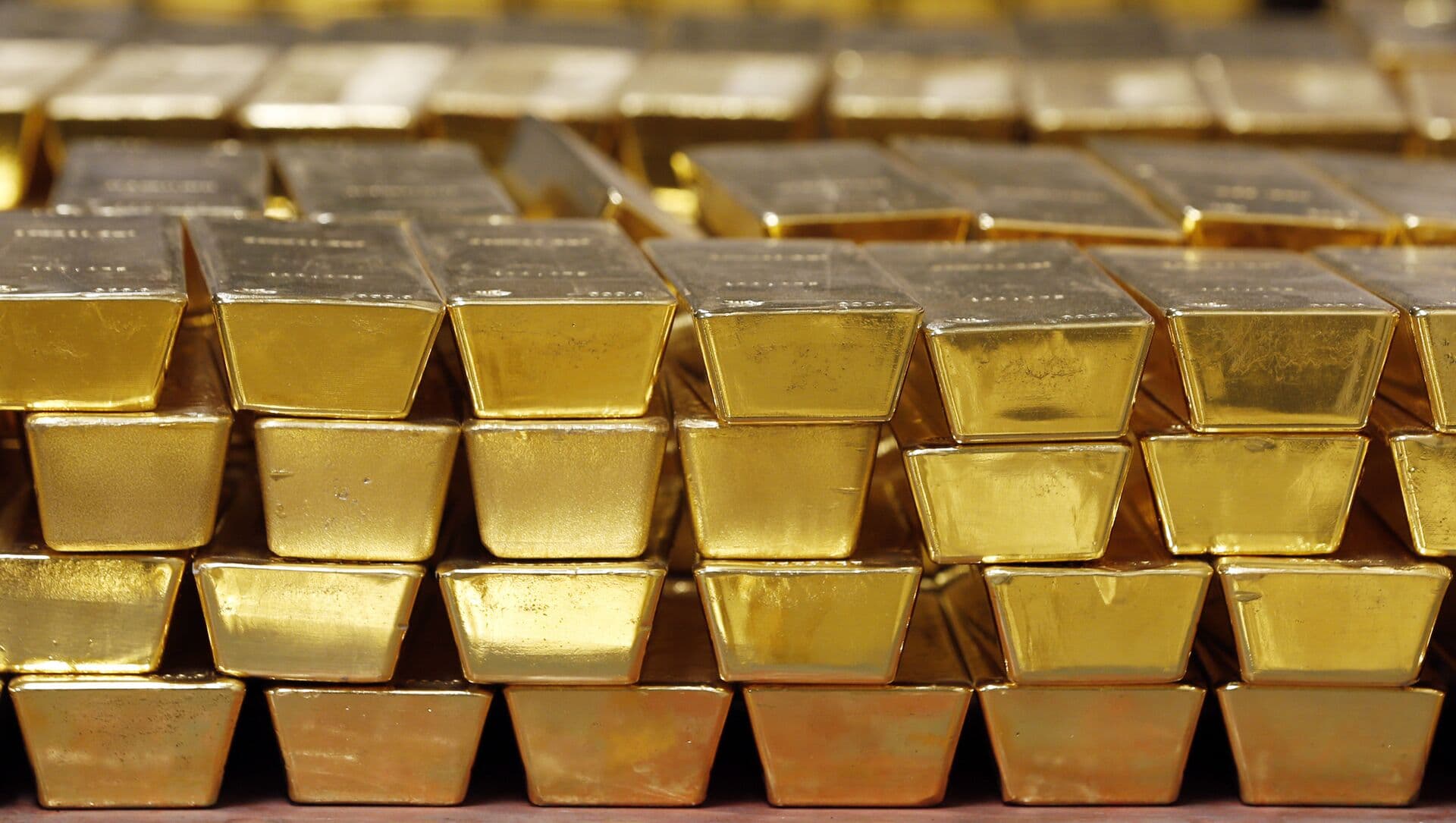الذهب يهبط بفعل ارتفاع الدولار قبيل بيانات التضخم الأمريكية