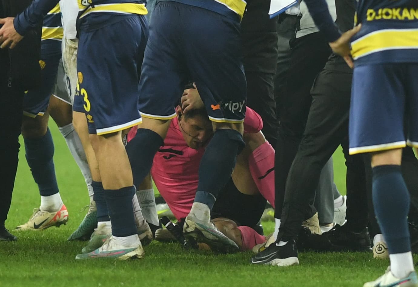 تعليق مباريات الدوري التركي بعد اعتداء رئيس ناد على أحد الحكام