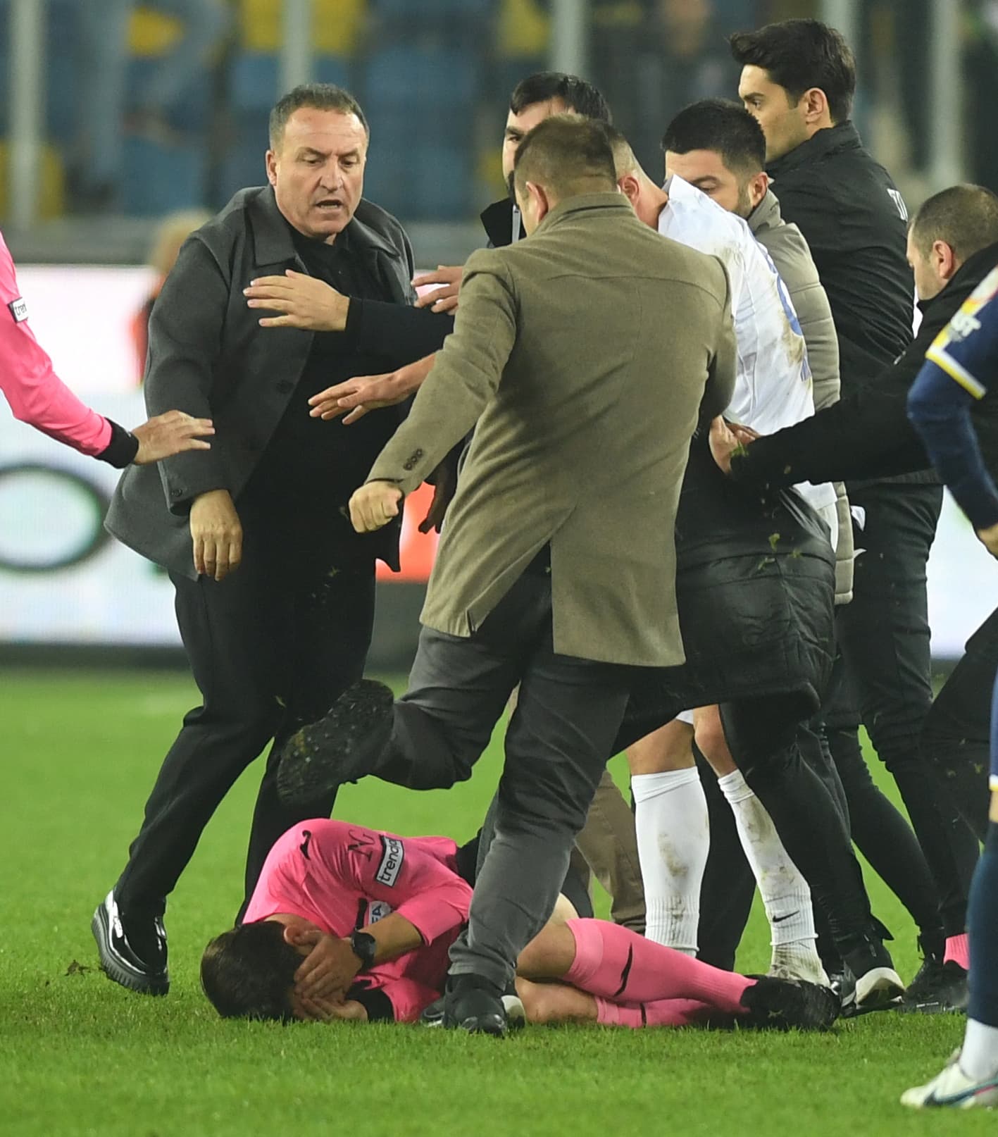 تعليق مباريات الدوري التركي بعد اعتداء رئيس ناد على أحد الحكام