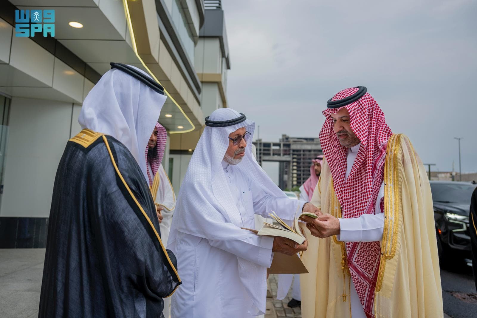  أمير المدينة يدشن مقر مجمع الملك عبدالعزيز للمكتبات الوقفية المؤقت