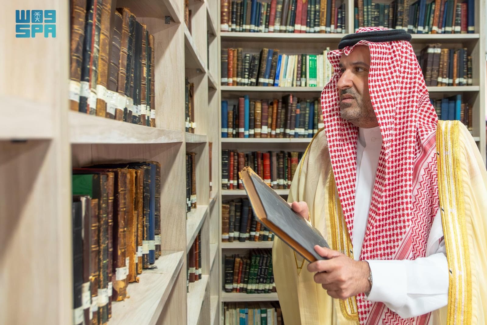  أمير المدينة يدشن مقر مجمع الملك عبدالعزيز للمكتبات الوقفية المؤقت