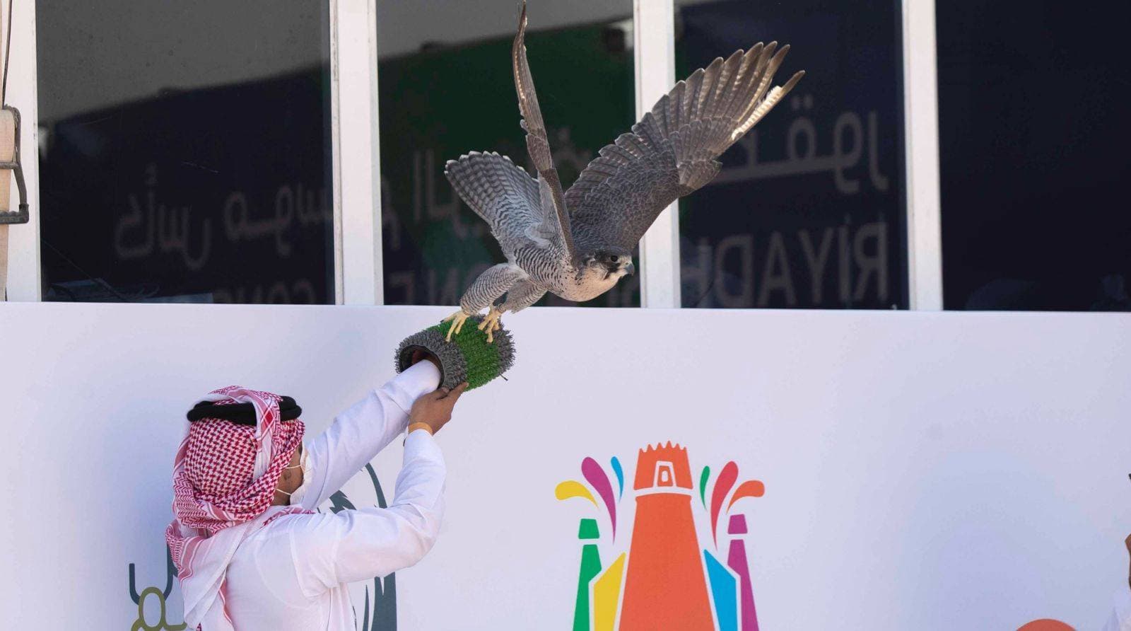المهرجان يعد أكبر تجمع للصقور حول العالم.