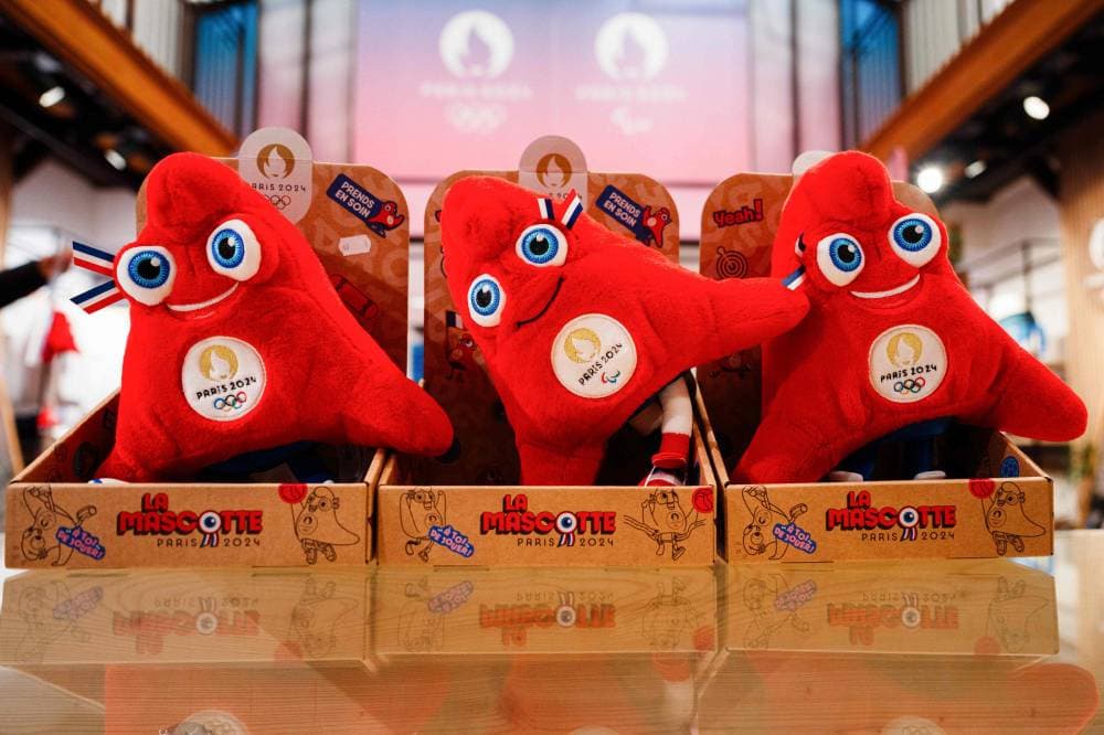 معرض يضم مجموعة من التمائم الرسمية لدورة الألعاب الأولمبية لأصحاب ذوي الهمم في باريس 2024. "الفرنسية"