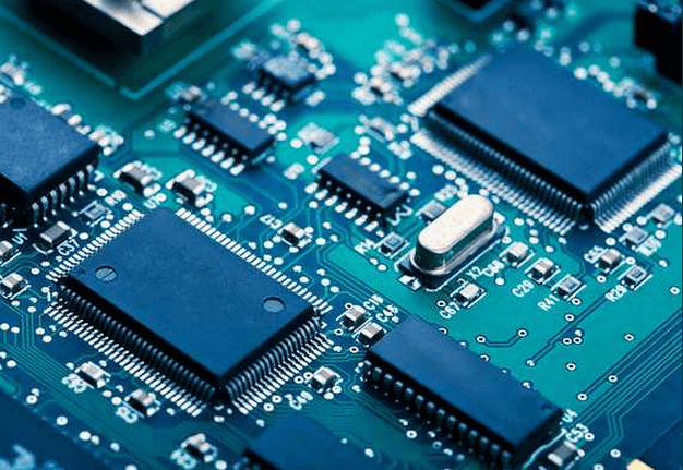 أكبر مصنع رقائق في العالم يستبعد تأثره بتعطل شحنات البحر الأحمر