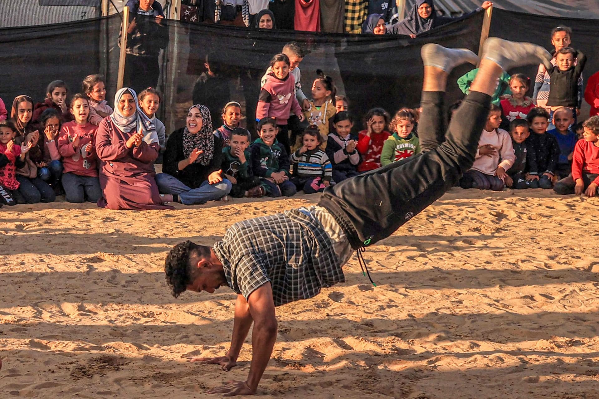 حفاظا على صحتهم النفسية .. برامج ترفيهية لأطفال غزة