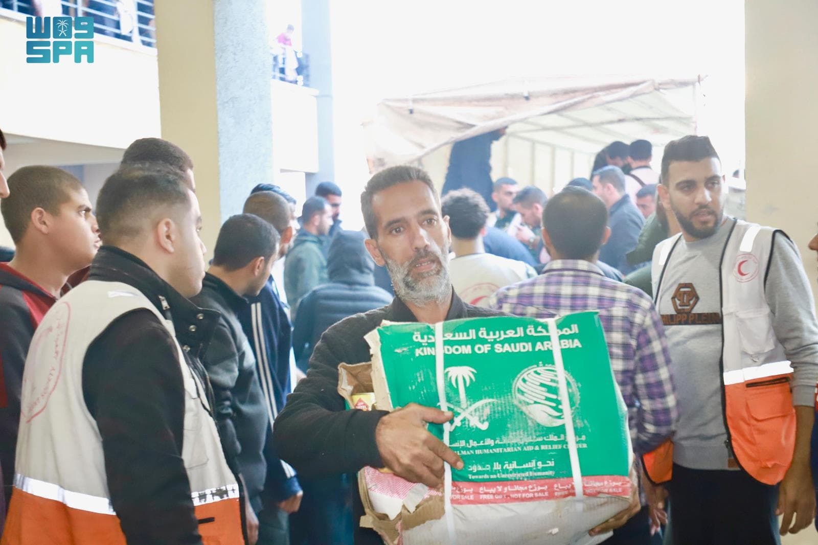  مركز الملك سلمان للإغاثة يوزع مساعدات إغاثية متنوعة في خان يونس