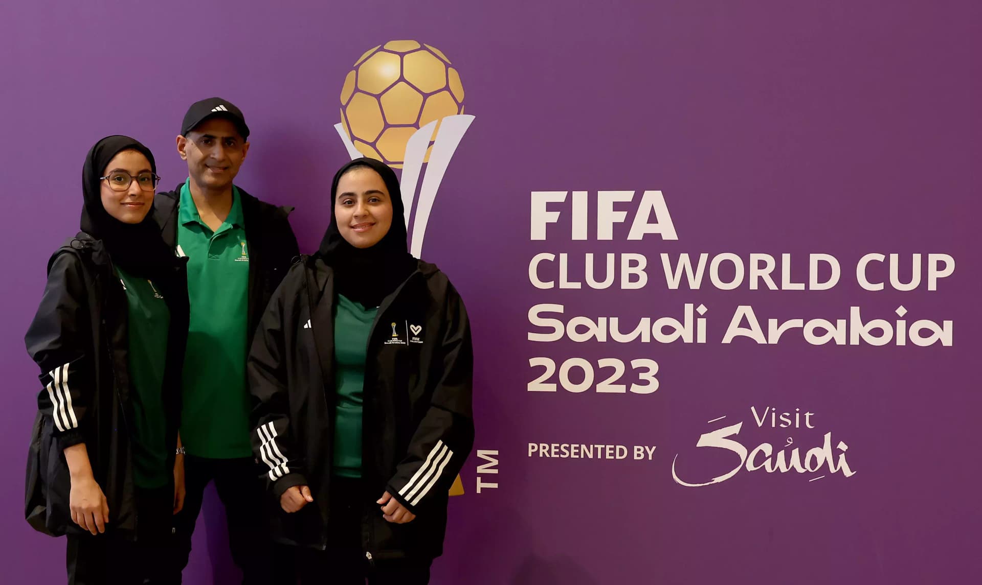 متطوعون يجعلون كأس العالم للأندية شأنا عائليا