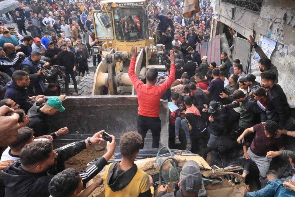 فلسطينيون يبحثون بين أنقاض منزل مدمر في رفح."الفرنسية"