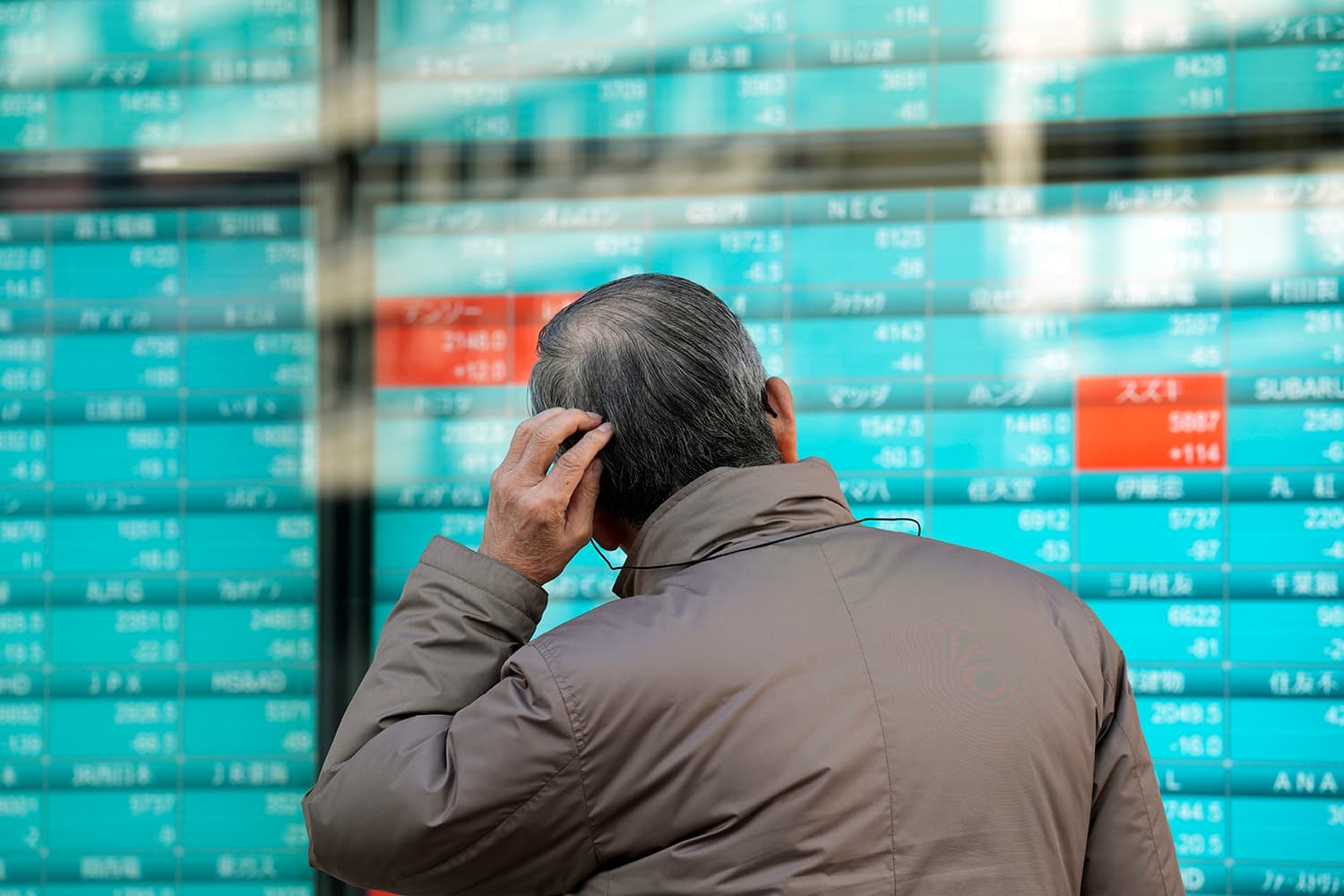 نيكاي يتراجع 1.5 % مقتفيا أثر وول ستريت