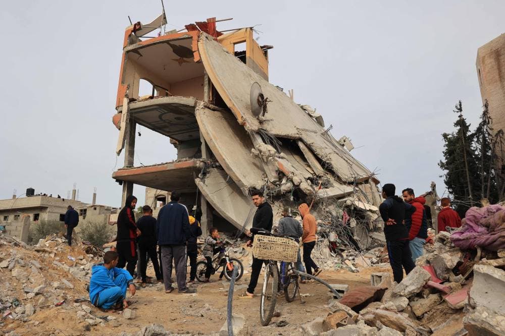 فلسطينيون يتفقدون الأنقاض في أعقاب القصف الإسرائيلي على خان يونس."الفرنسية"