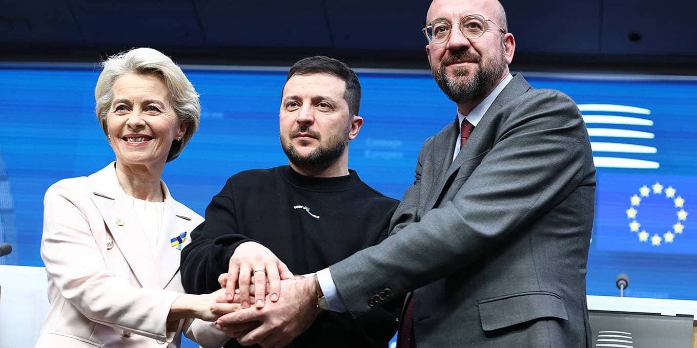 رئيس المجلس الأوروبي تشارلز ميشيل (إلى اليمين) رئيسة المفوضية الأوروبية أورسولا فون دير لاين والرئيس الأوكراني فولوديمير زيلينسكي. 