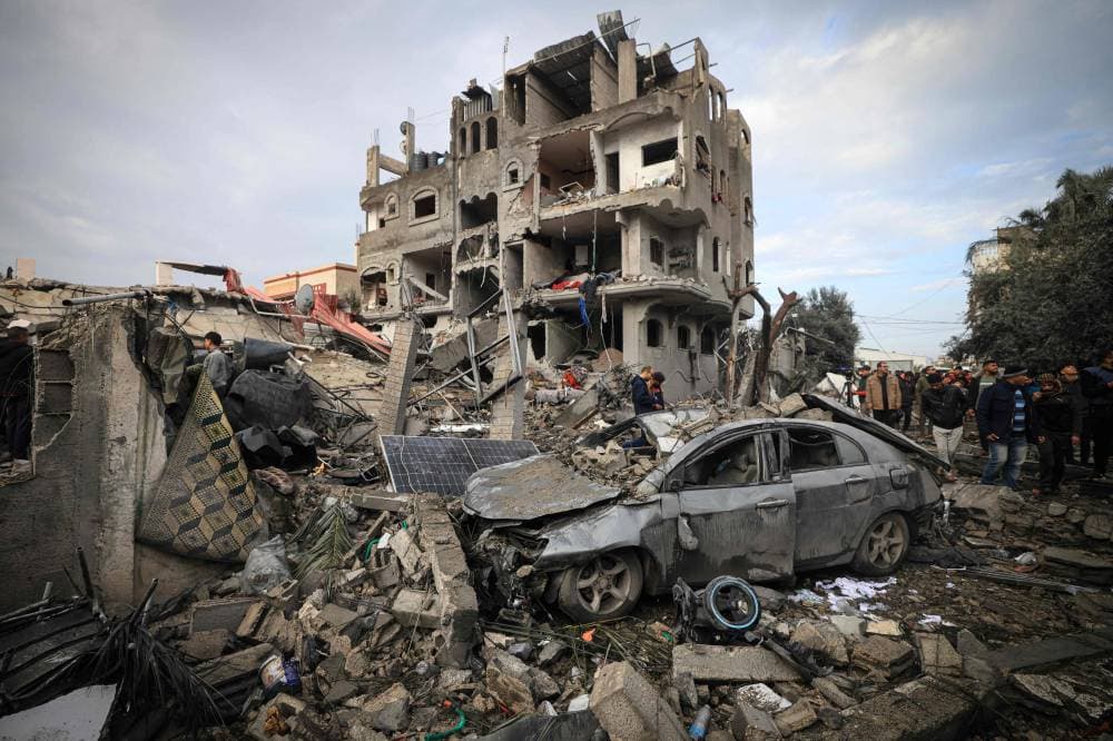فلسطينيون يبحثون عن ناجين وضحايا عقب قصف مخيم المغازي. "الفرنسية"