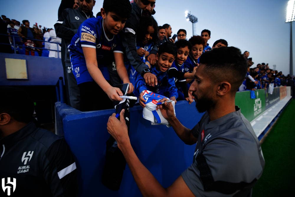 الفرج يوقع للجماهير قبل انطلاق التدريب. مركز الهلال الإعلامي