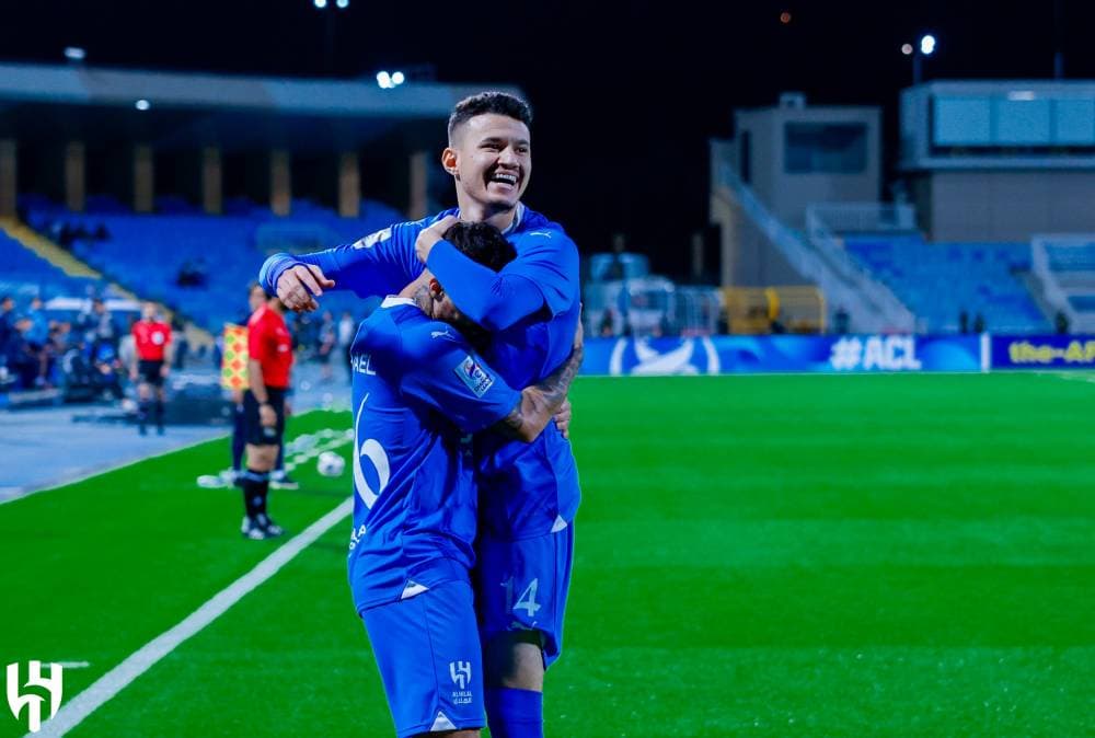 الحمدان يحتضن ديلجادو بعد هدفه. مركز الهلال الإعلامي