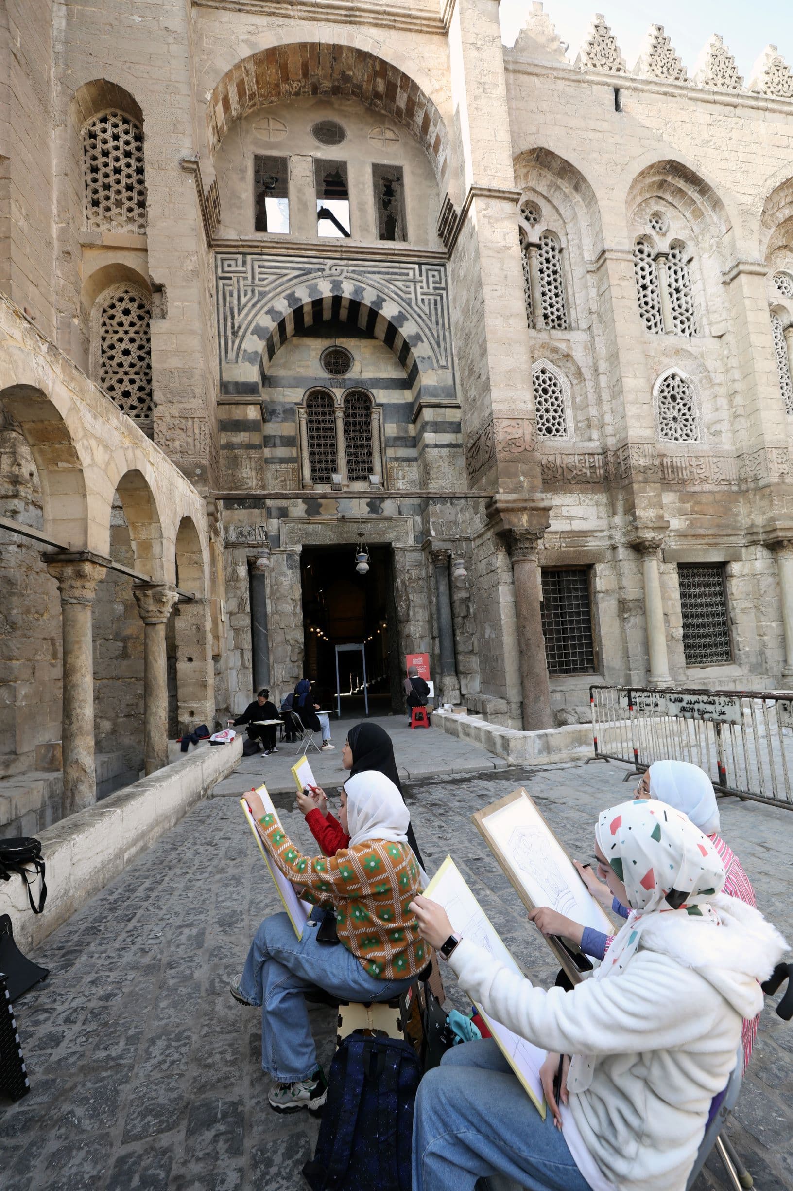 السياحة في خان الخليلي .. بين المساجد التاريخية والهدايا التذكارية