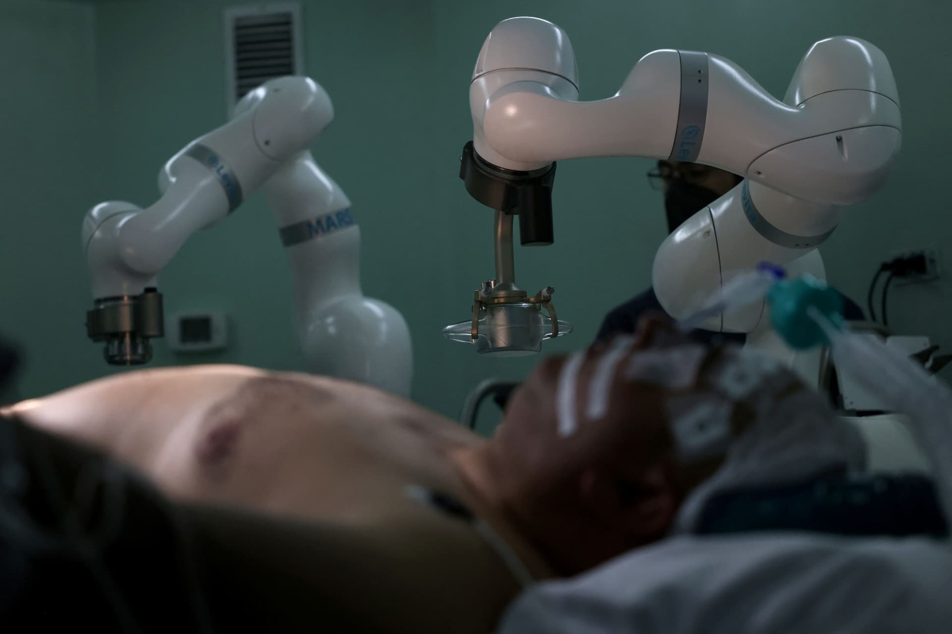 روبوت طبي يجري أولى عملياته الجراحية في مستشفى بتشيلي