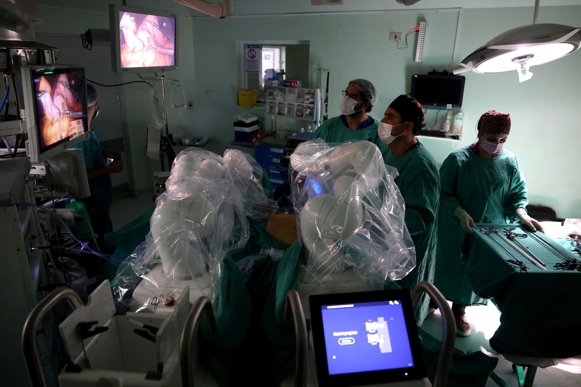 روبوت طبي يجري أولى عملياته الجراحية في مستشفى بتشيلي