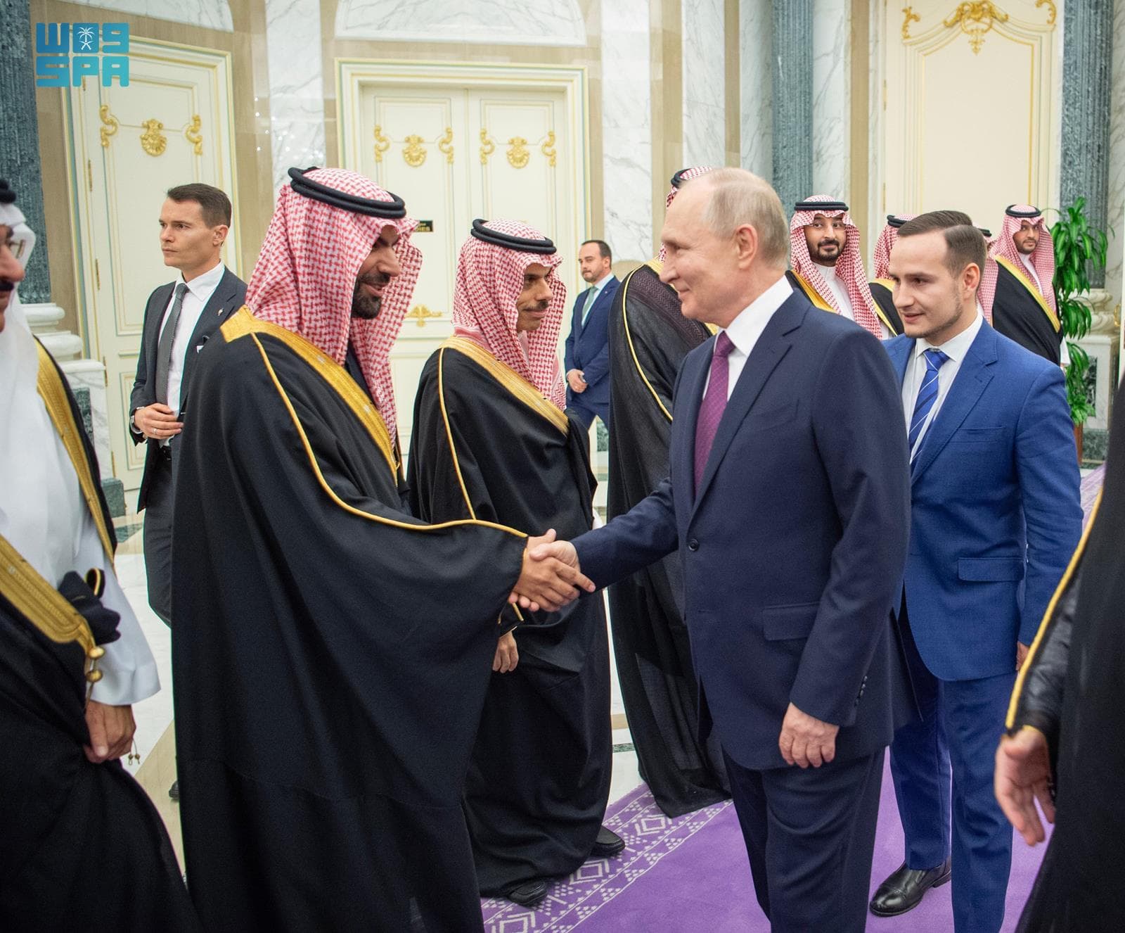 ولي العهد يستقبل الرئيس الروسي ويعقدان اجتماعا في قصر اليمامة بالرياض