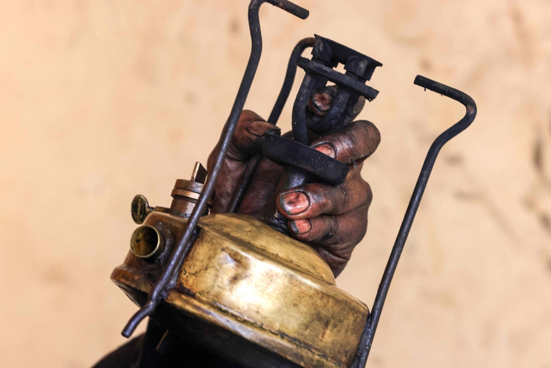 مواقد الكيروسين بدائل رخيصة للطهي والتدفئة في غزة