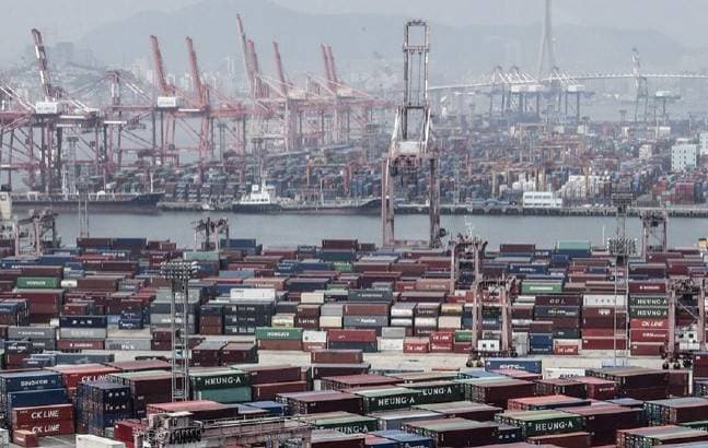 ضعف الرقائق والغموض الاقتصادي يخفضان صادرات كوريا 7.4 %